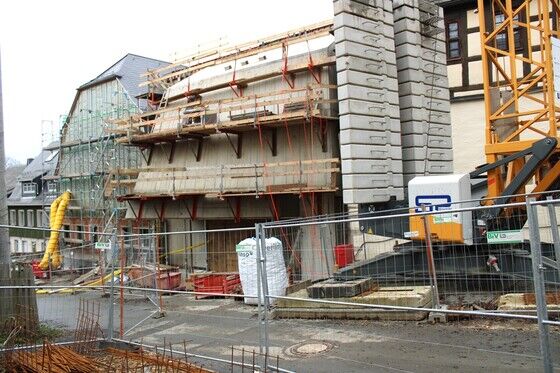 Baustelle mit Rohbau des Verbindungsgebäudes für das ErlebnisZentrumPerlmutter