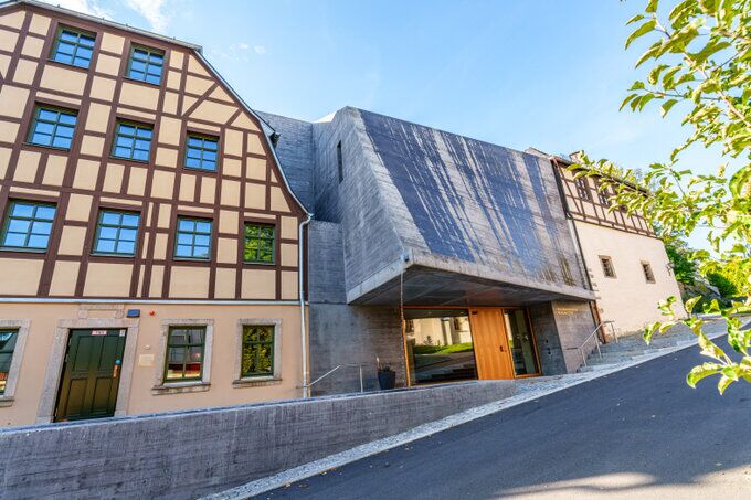 Historická hrázděná stavba se setkává s perlorodkou říční: Nová budova je inspirována tímto fascinujícím druhem mušle.