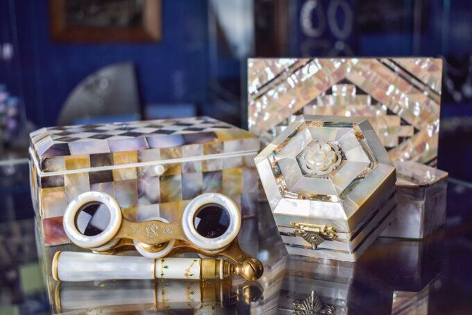 Operní kukátko a šperkovnice z perleti.